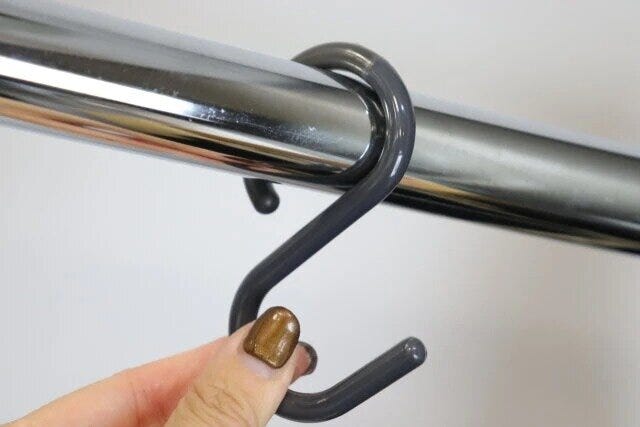 ダイソーの外れにくいS字フック（9cm、2本、グレー）2