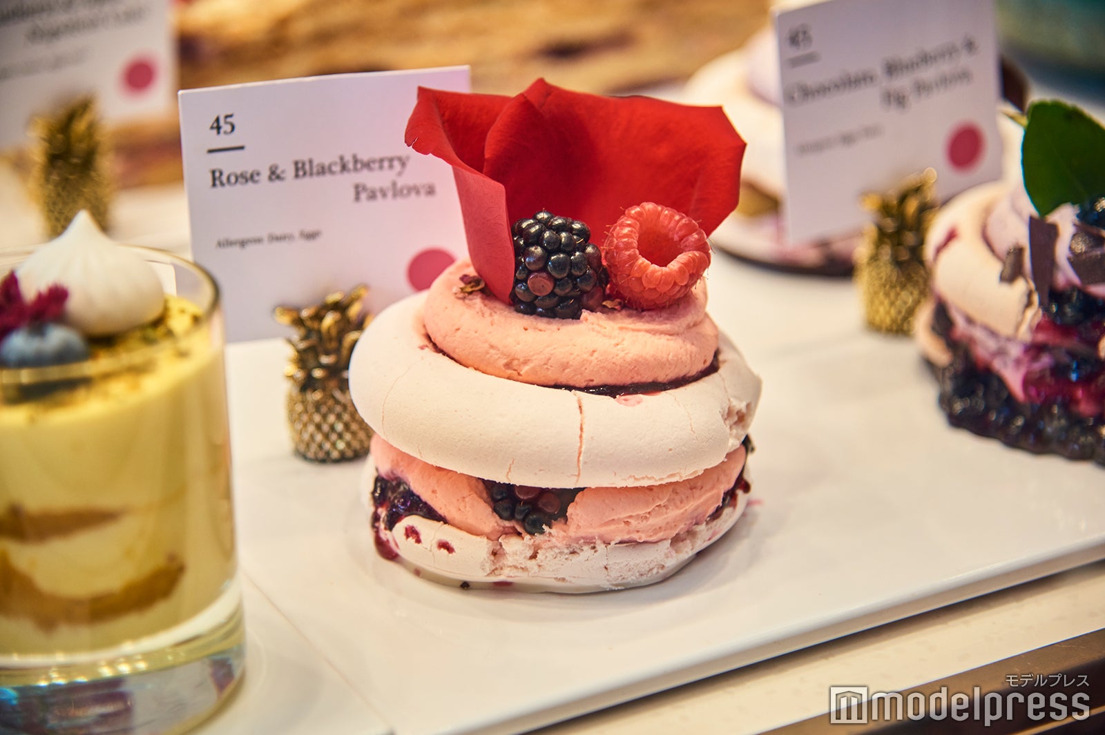 バラを用いたスイーツも見逃せない（C）モデルプレス