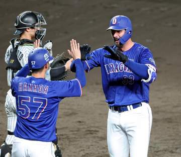 中日 マラーが来日初完封＆4打点の大暴れ 衝撃のバックスクリーン弾＆左翼フェンス直撃打 甲子園どよめく