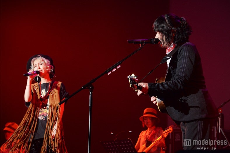 加藤ミリヤ（左）、峯田和伸