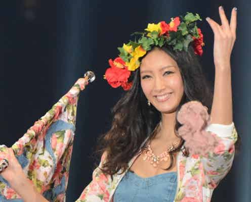 菜々緒、ミニワンピで華やかウォーキング 全開スマイルに3万人釘付け