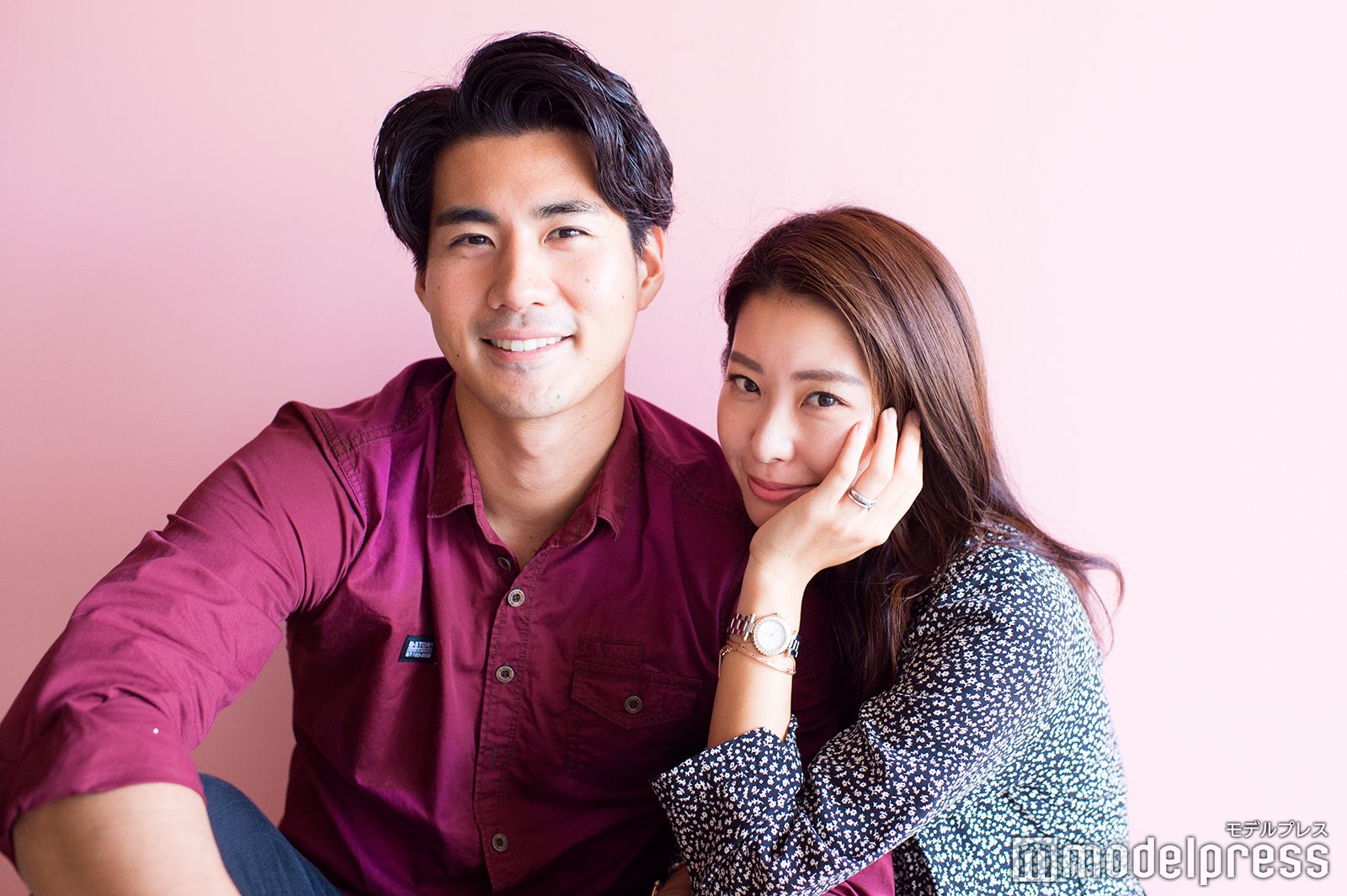 下につけているのが婚約指輪／玉城大志、福山智可子 （C）モデルプレス