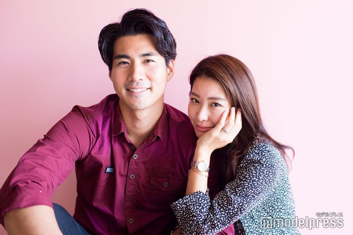 下につけているのが婚約指輪/玉城大志、福山智可子 (C)モデルプレス