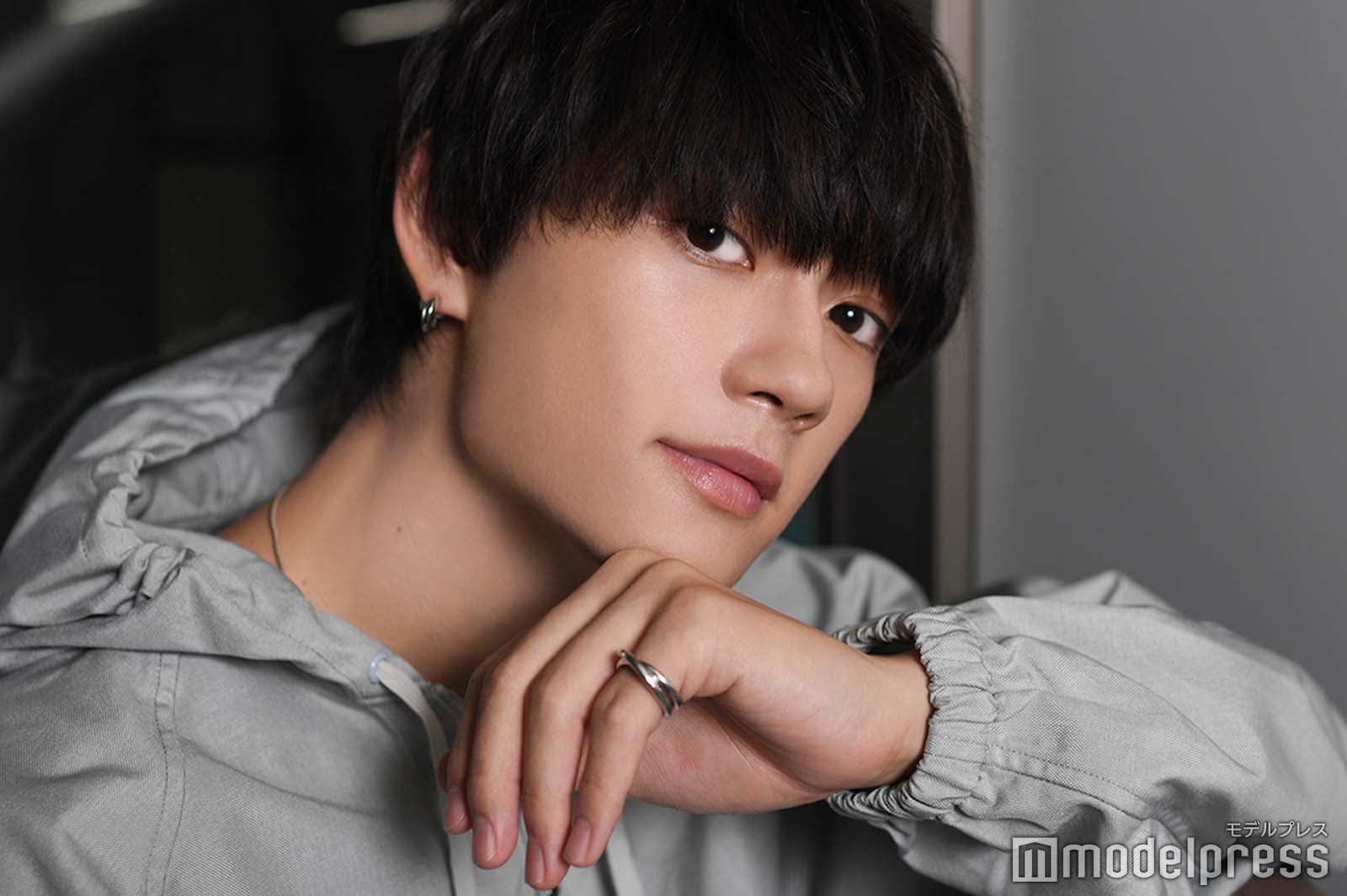 佐野勇斗、Snow Man目黒蓮が心開いて生まれた2人の関係性 “原作に寄せすぎない役作り”の真相に迫る＜「トリリオンゲーム」インタビュー＞