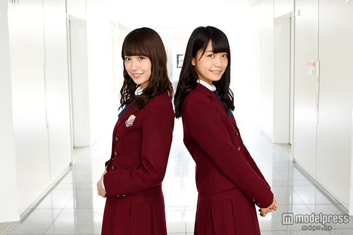 衛藤美彩(左)、深川麻衣(右)