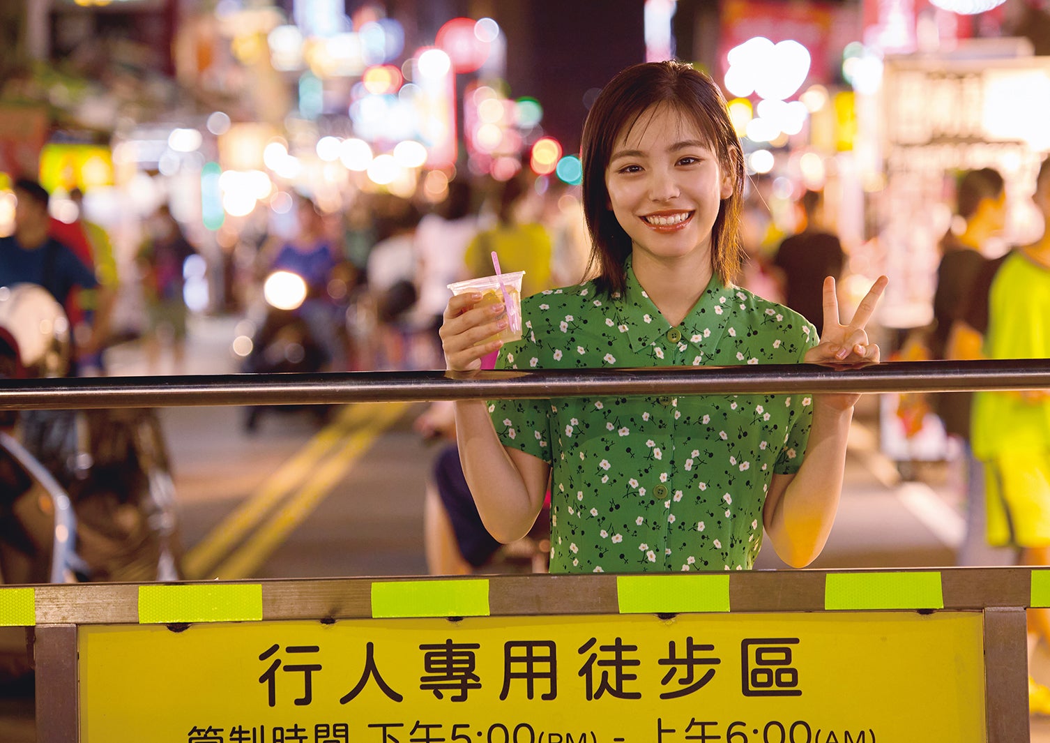 當真あみ、台湾高雄の夜市で笑顔 1st写真集先行カット解禁【Ami】