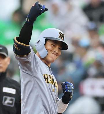 えぇっ珍しい！阪神・大山悠輔が深々とお辞儀してる 満塁でダメ押し打の木浪聖也を脱帽でたたえる 同学年の2人の信頼関係が見えるシーン