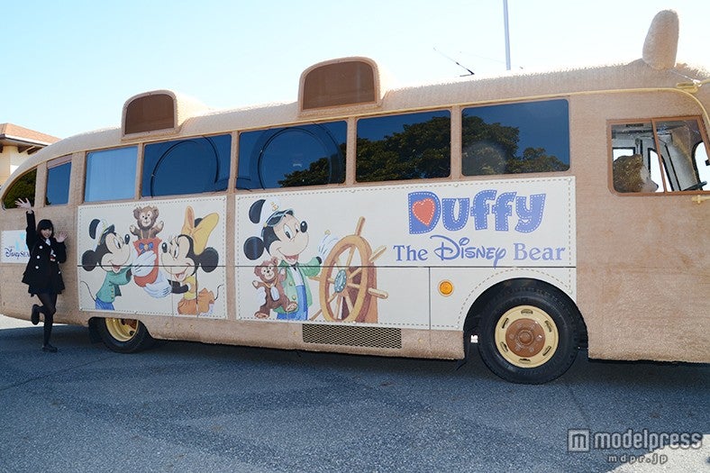 ダッフィーバス／モデル：矢内美麻理