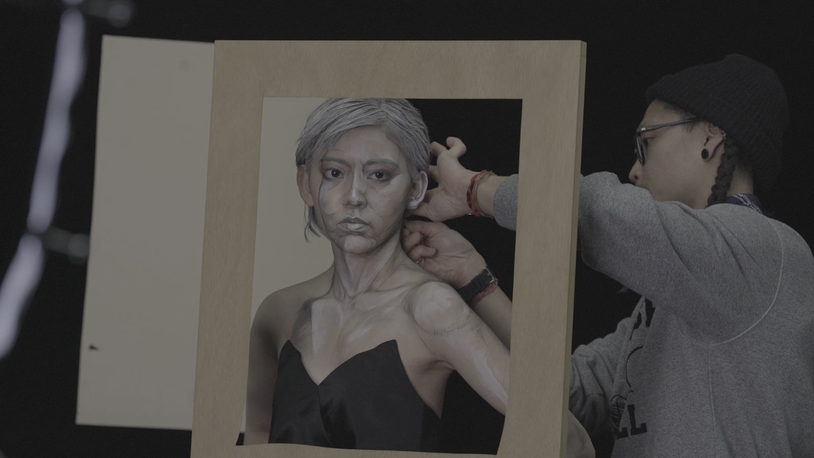 宮脇咲良・ＷＥＢムービー 「絵画に隠されたヒミツ」（提供写真）