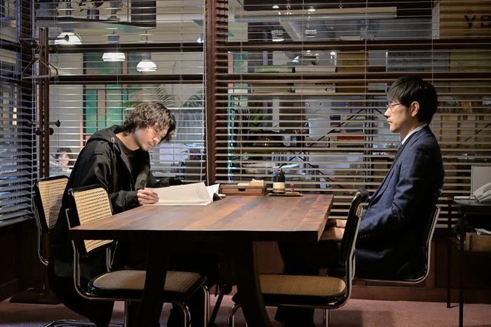 磯村勇斗、松山ケンイチ「クジャクのダンス、誰が見た?」第2話(C)TBS