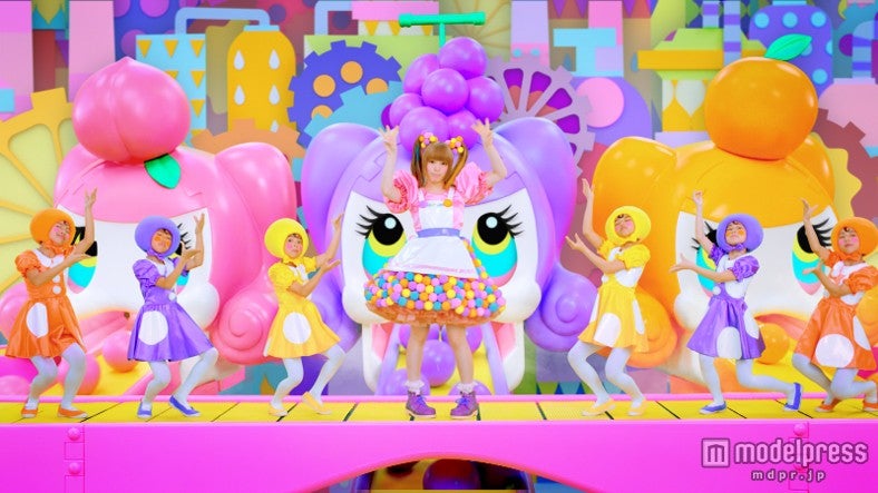 きゃりーぱみゅぱみゅ（中央）とキッズダンサー／新「み」（30秒）編