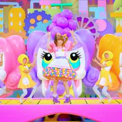 きゃりーぱみゅぱみゅ(中央)とキッズダンサー/新「み」(30秒)編