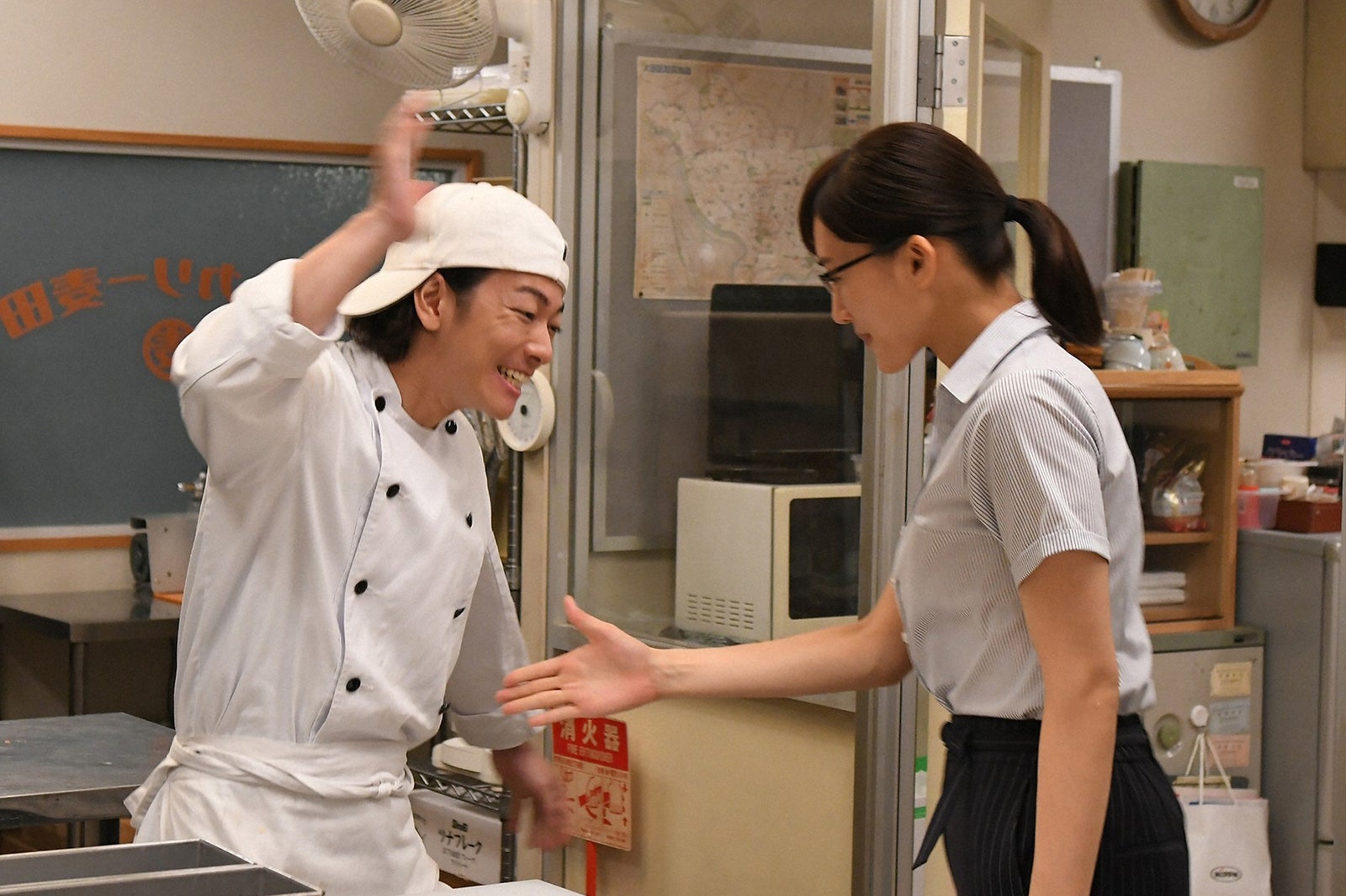 佐藤健、綾瀬はるか／「義母と娘のブルース」第8話より（C）TBS