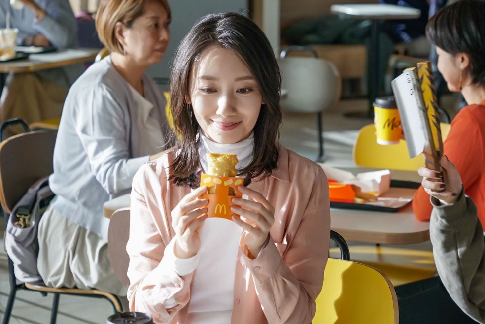 波瑠／新TVCM『ベーコンポテトパイ「はるが来たっ」』篇メイキングより（提供写真）