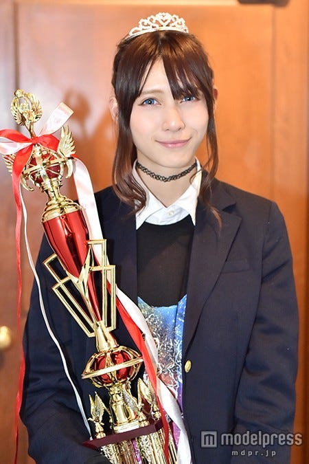 「関東一可愛い女子高生ミスコンGP」でグランプリを受賞した際のアンジェラ芽衣(C)モデルプレス