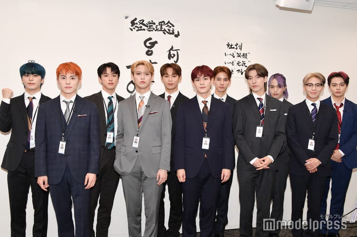 (左から)木全翔也、川西拓実、河野純喜、白岩瑠姫、與那城奨、豆原一成、佐藤景瑚、金城碧海、大平祥生、川尻蓮、鶴房汐恩(C)モデルプレス