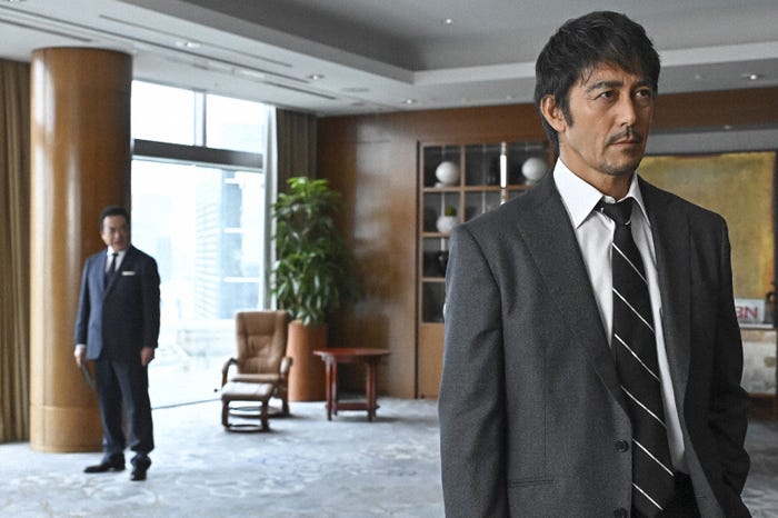 高橋英樹、阿部寛「キャスター」最終話(C)TBS