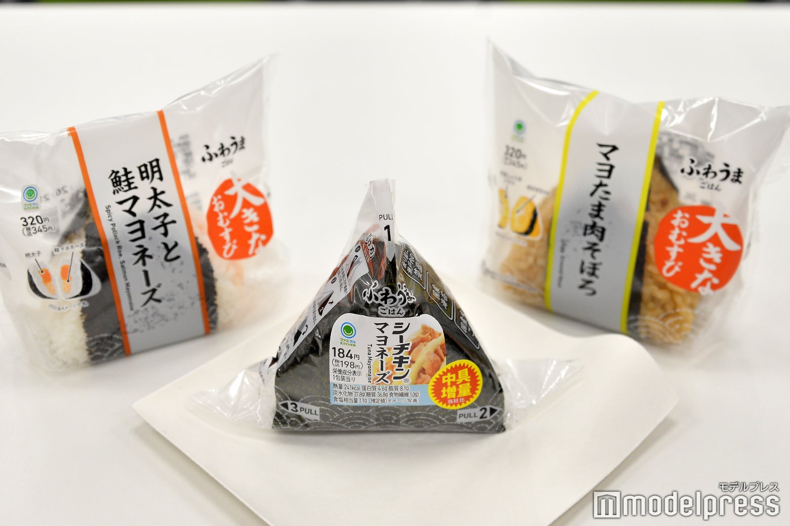 （左から）大きなおむすび 明太子と鮭マヨネーズ、手巻 シーチキン マヨネーズ、大きなおむすび マヨたま肉そぼろ（C）モデルプレス