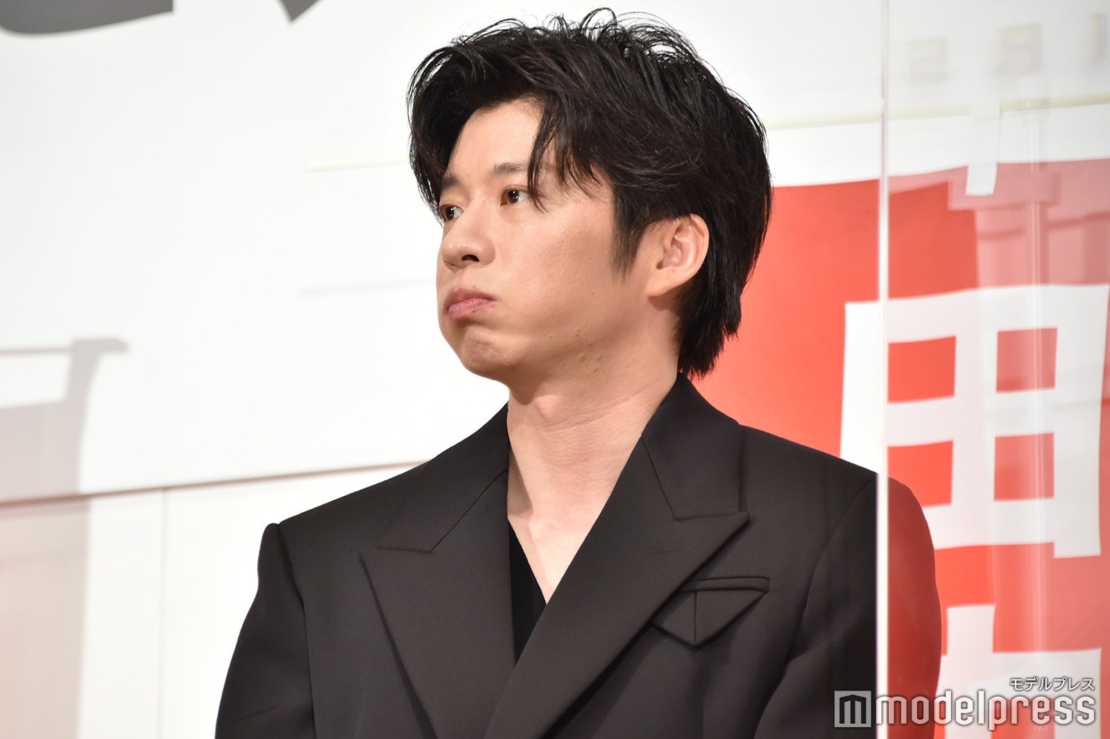 貫地谷しほりに選んでもらえず拗ねてしまった田中圭（C）モデルプレス