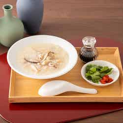 体調確認の鶏粥 税込890円(C)日向夏/イマジカインフォス イラスト:しのとうこ