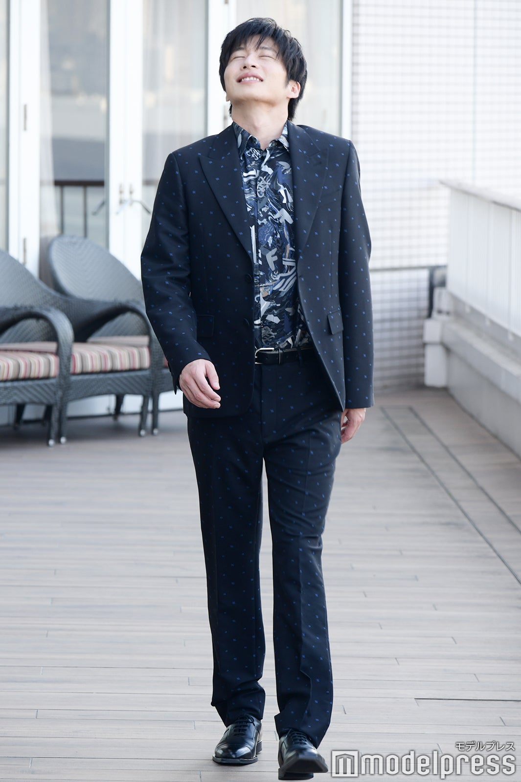 海の風を感じながら歩く田中圭 （C）モデルプレス