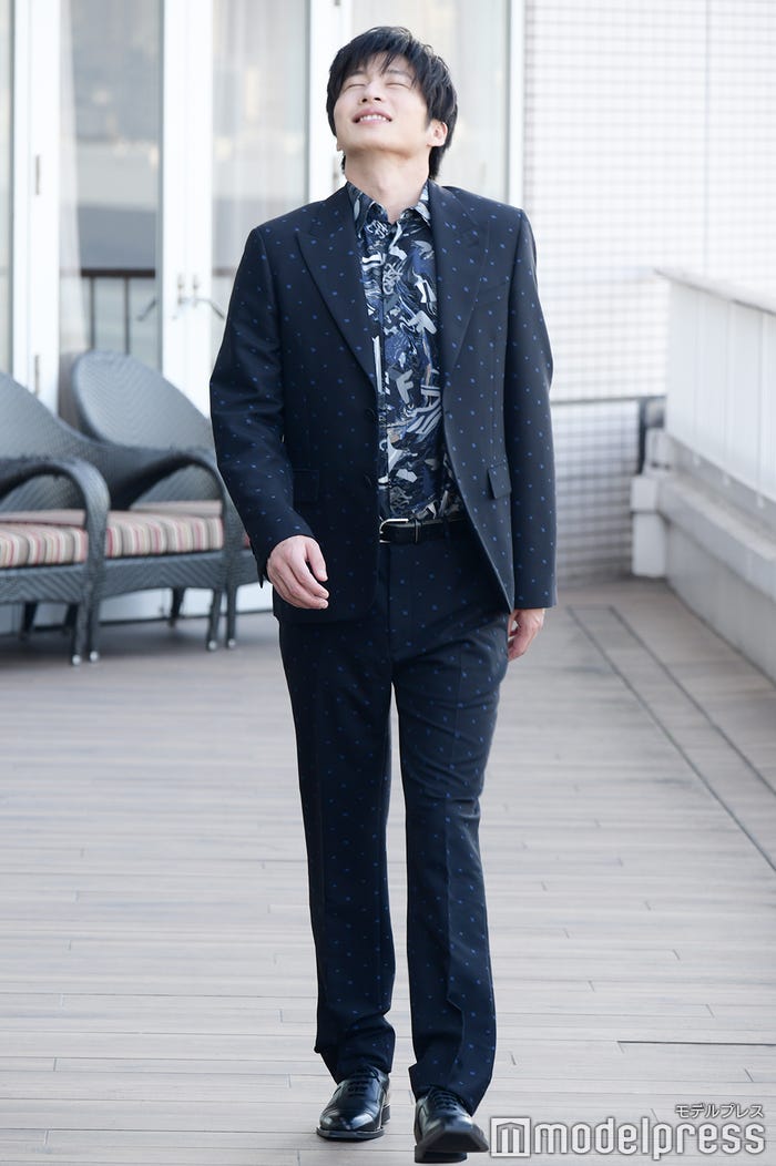 海の風を感じながら歩く田中圭 (C)モデルプレス