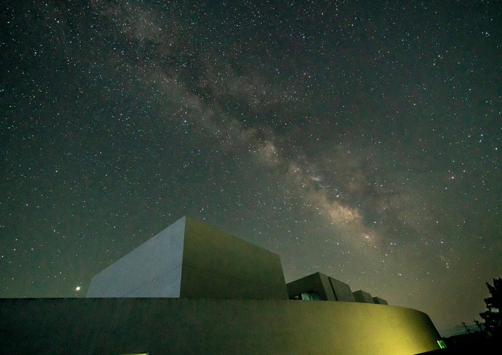 芸術的な美術館本体の建物も同時に楽しみたい。（提供画像）