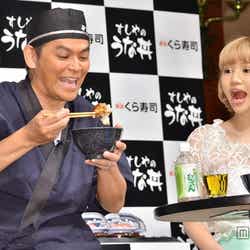 抜群のコンビネーションを見せた岡田圭右(左)と水沢アリー(右)