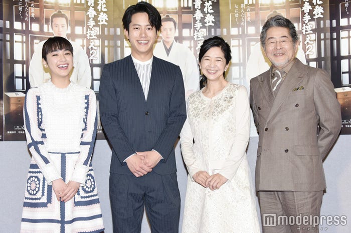 (左から)平祐奈、溝端淳平、宮崎美子、古谷一行 (C)モデルプレス