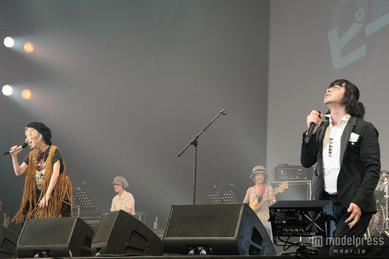 加藤ミリヤ（左）、峯田和伸