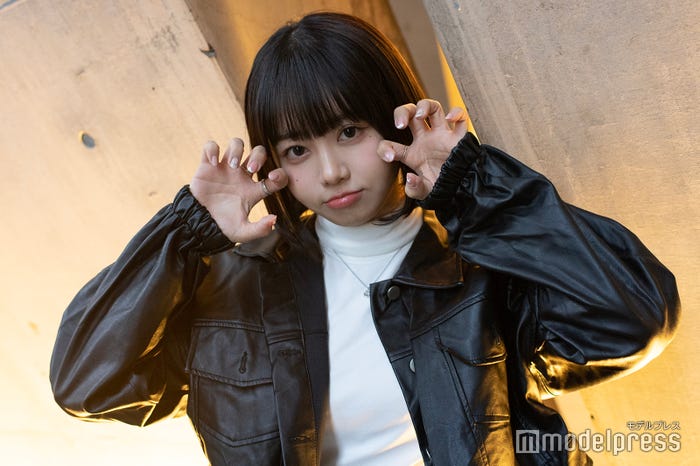 “オオカミポーズ”/ちせ(C)モデルプレス