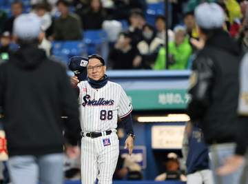 ヤクルト・池山監督が藤川監督に謝罪ポーズ 死球から異境な雰囲気が一変、両軍のコーチ陣もベンチへ下がる