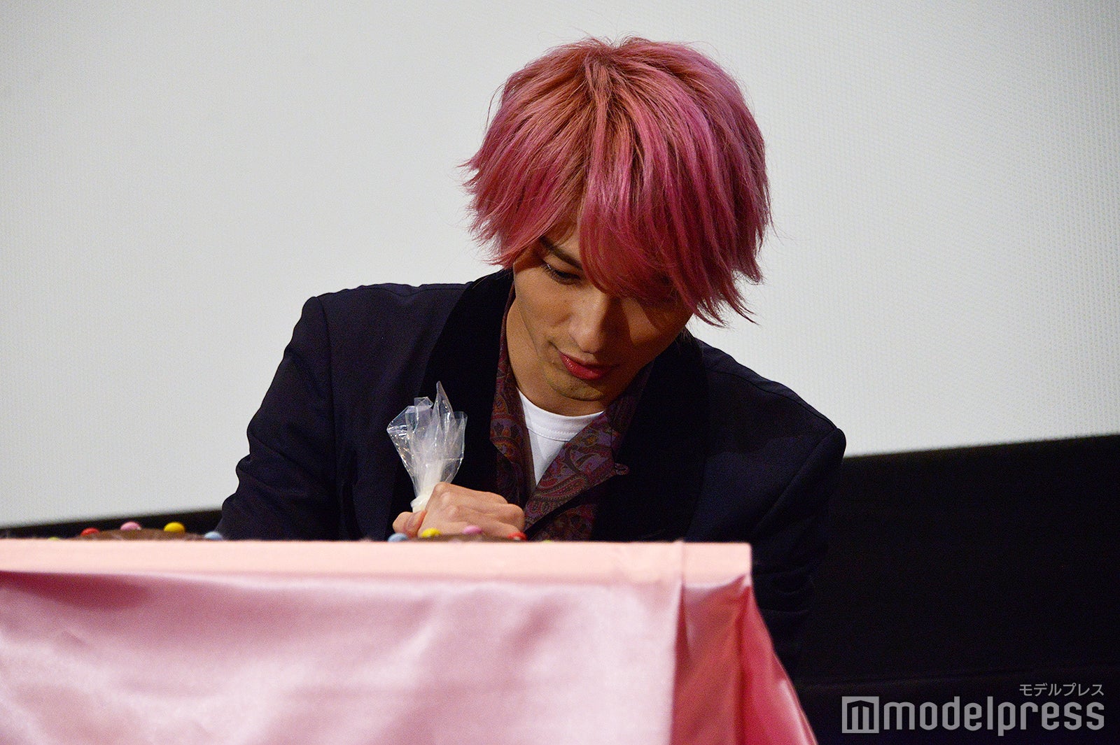 慣れない手付きでメッセージを描く横浜流星（C）モデルプレス