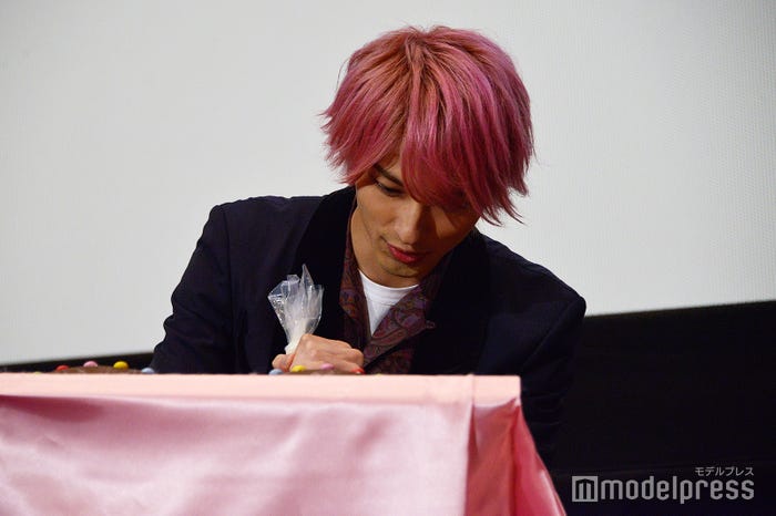 慣れない手付きでメッセージを描く横浜流星(C)モデルプレス