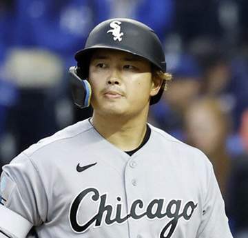 村上宗隆がヒヤリ 初回の第1打席で左肘に死球受ける トレーナーらが飛び出し緊迫 激痛に表情ゆがめるもプレー続行