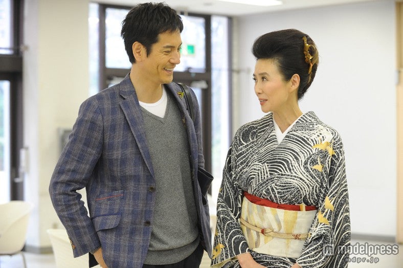 （左から）沢村一樹、萬田久子／（C）フジテレビ