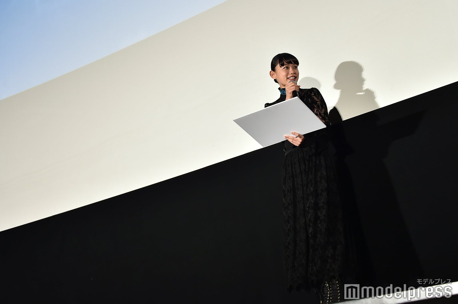 サプライズ実行中、1人取り残された杉咲花（C）モデルプレス