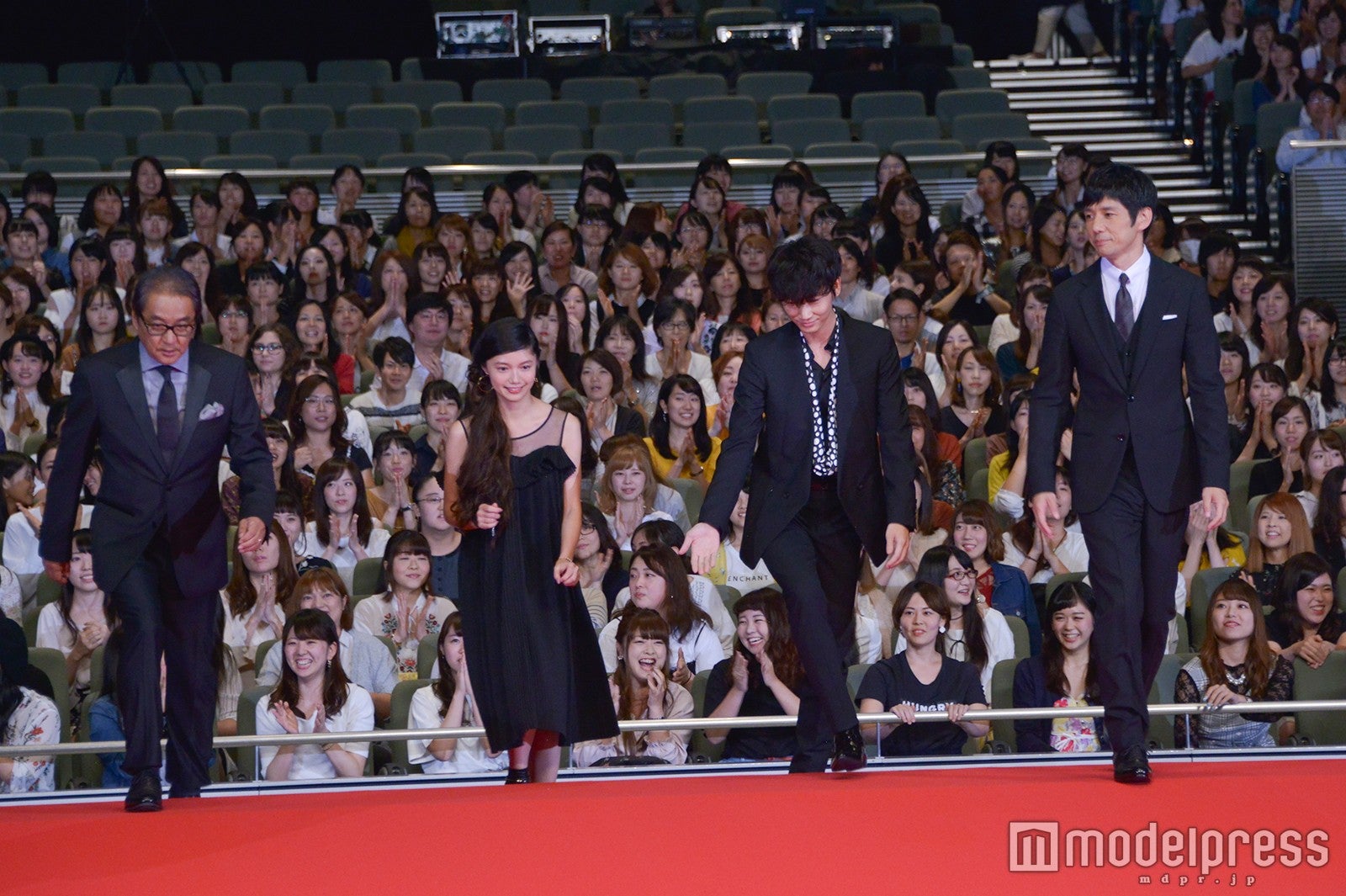 そのまま宮崎あおいをエスコート（C）モデルプレス