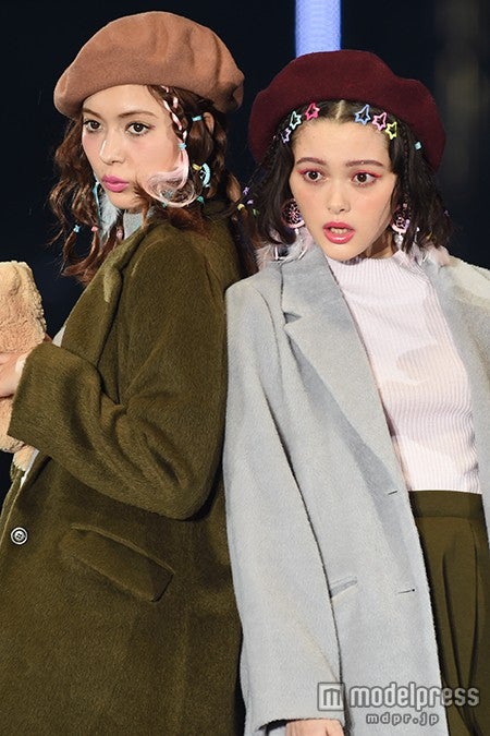 “やぎたま”八木アリサ＆玉城ティナ、双子コーデでキュートな投げキッス＜TGC2015A／W＞