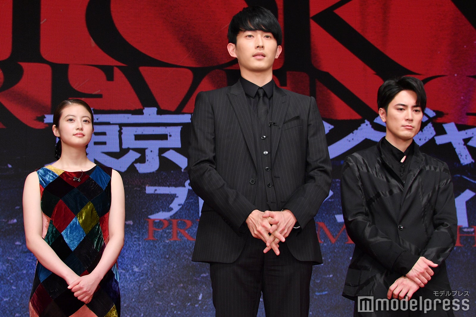 中央：杉野遥亮（C）モデルプレス