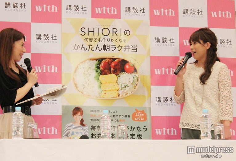 トークショー中のSHIORI（右）