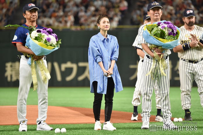石原さとみ(中央)(C)モデルプレス