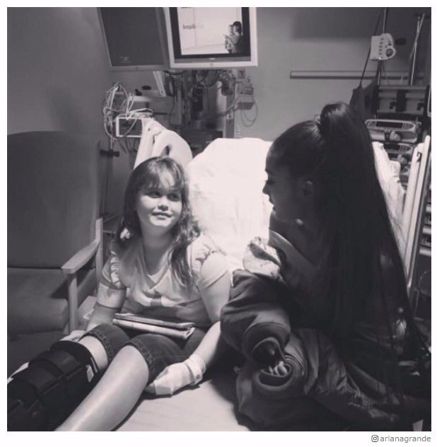 アリアナ・グランデ、英テロで被害にあった子供を慰問