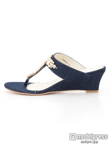 パール＆ビジュートングウェッジサンダル「RANDA」7,992円(税込)