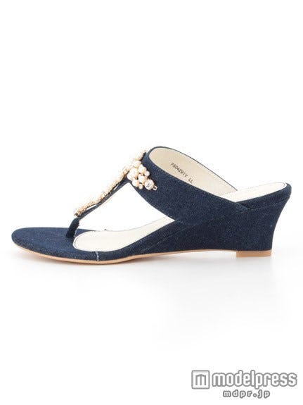 パール&ビジュートングウェッジサンダル「RANDA」7,992円(税込)