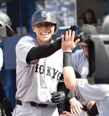 巨人 平山功太がプロ初アーチ！左中間へ飛距離約126メートルの完璧な一撃 ベンチに戻ると満面笑みでハイタッチ 育成の星が躍動