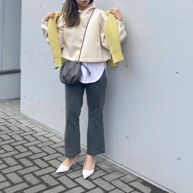 イエロー
