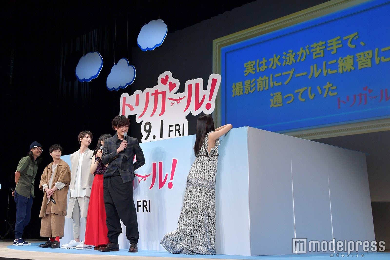 カナヅチを暴露され、恥ずかしがる池田エライザ （C）モデルプレス