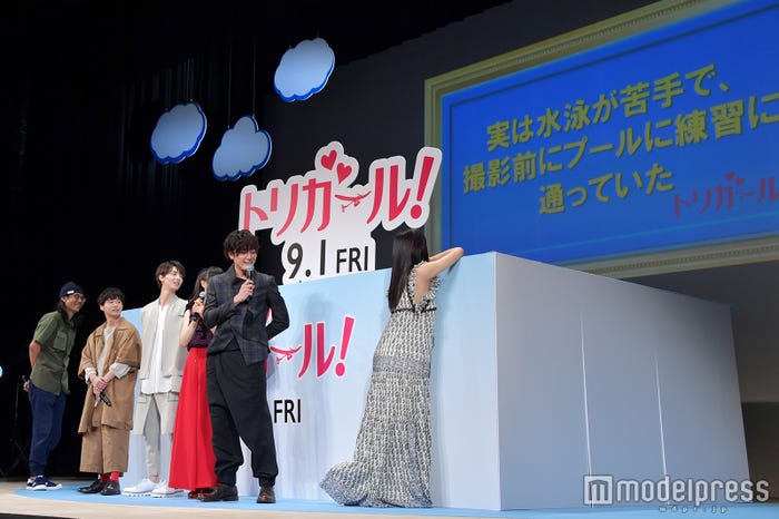 カナヅチを暴露され、恥ずかしがる池田エライザ (C)モデルプレス