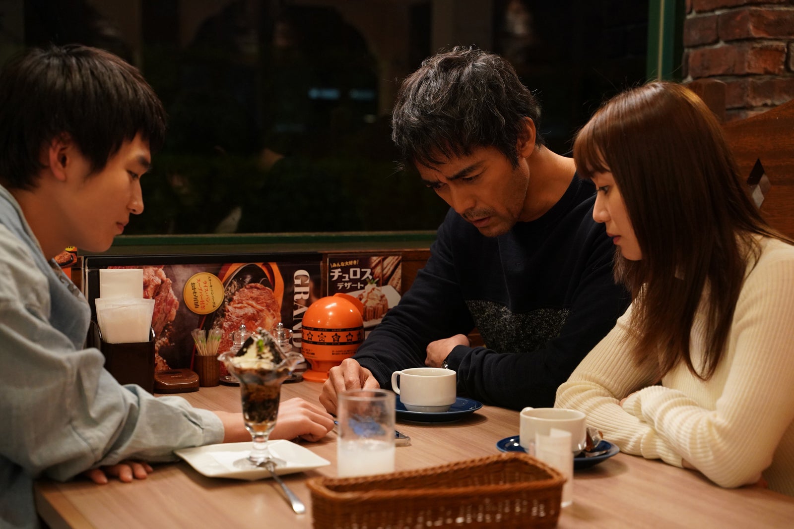 青木柚、阿部寛、大島優子「すべて忘れてしまうから」第4話より（C）テレビ東京／（C）2022 Disney and related entities